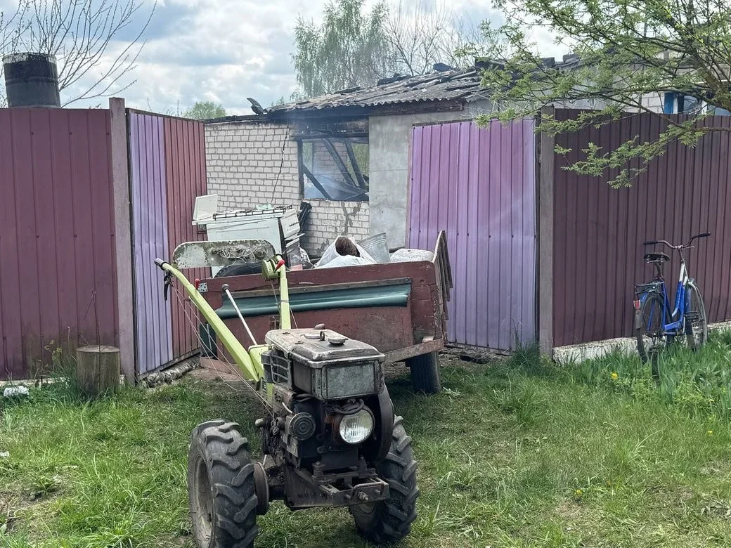 Чотири дрони проти однієї родини: на Сумщині окупанти знищили дім вчителів