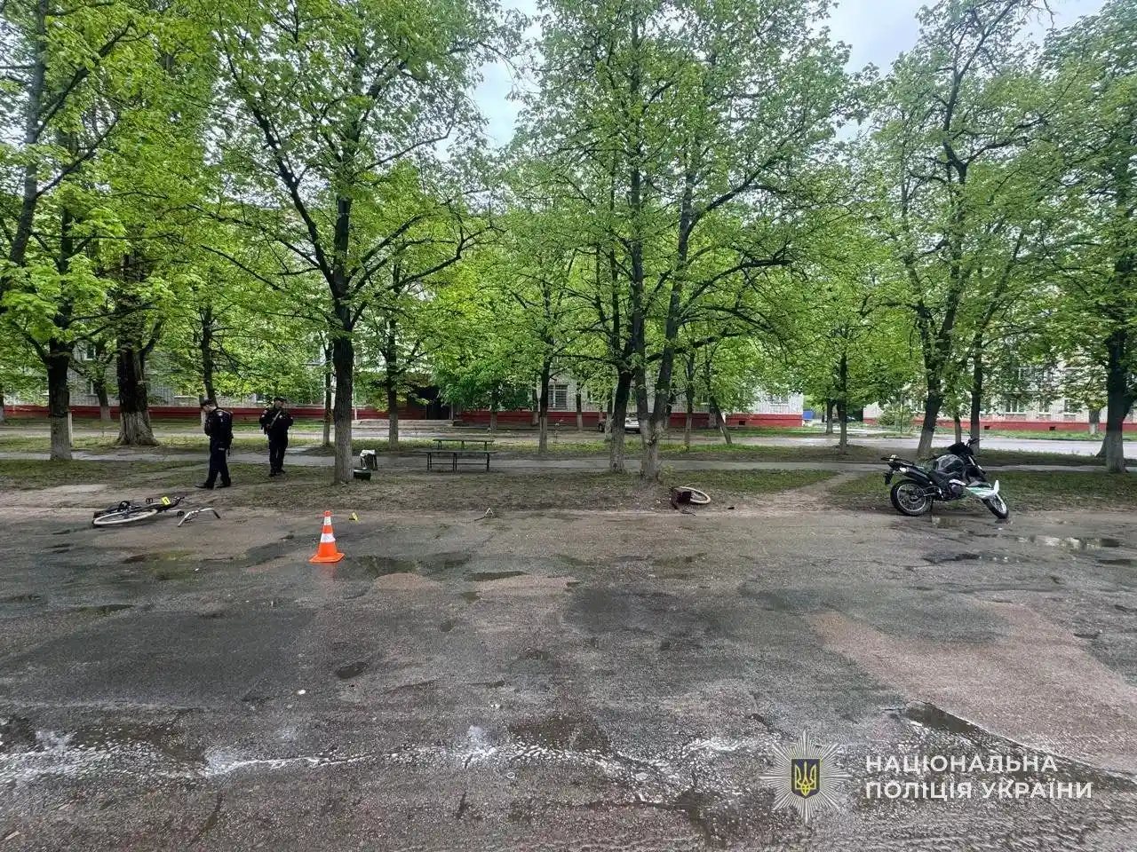 Трагедія на Бульварній: у Шостці підліток на мотоциклі відправив пенсіонерку до лікарні
