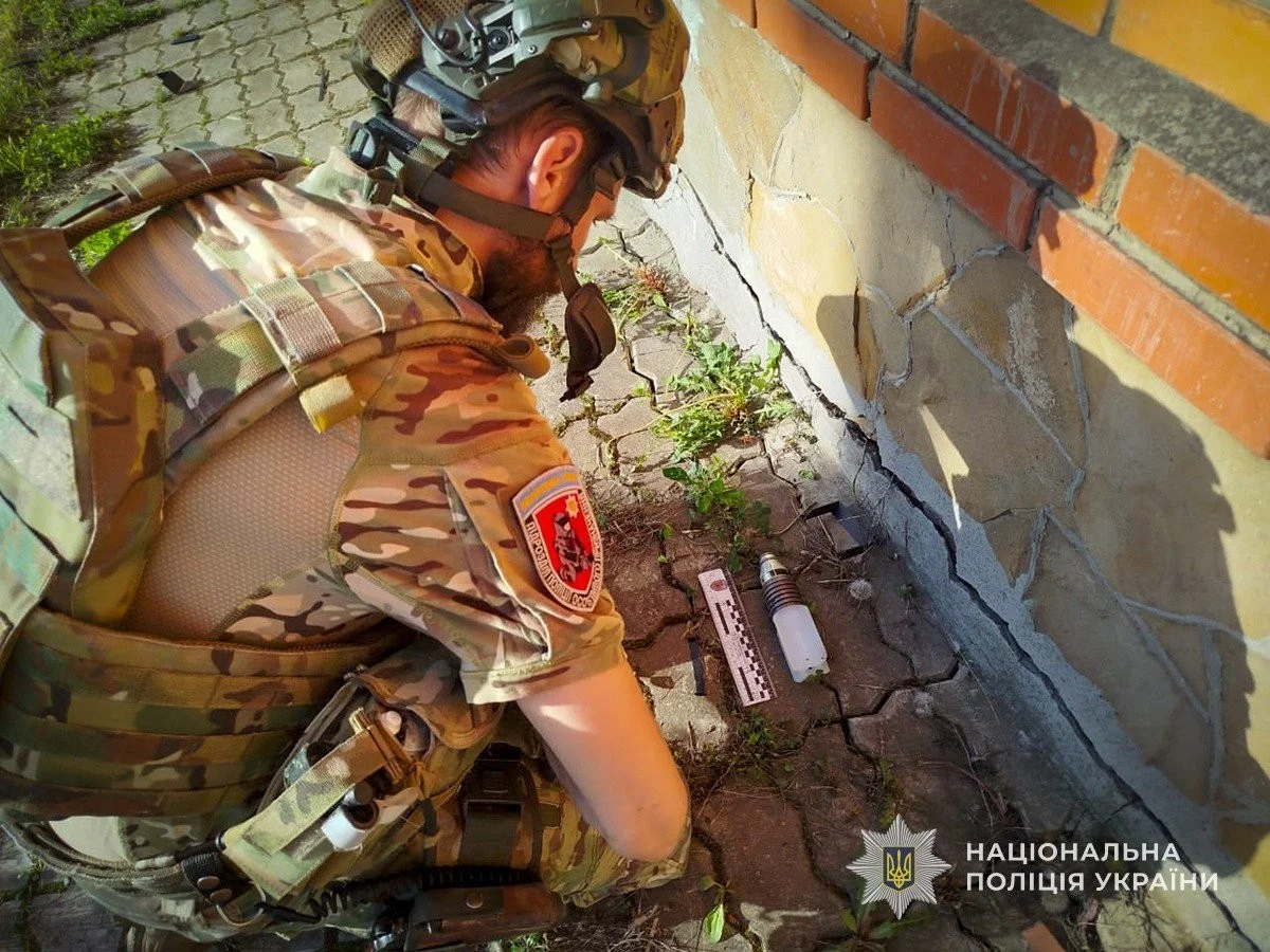 Смертоносне залізо поруч із житлом: як поліцейські сапери розміновують Сумщину після нальотів БпЛА