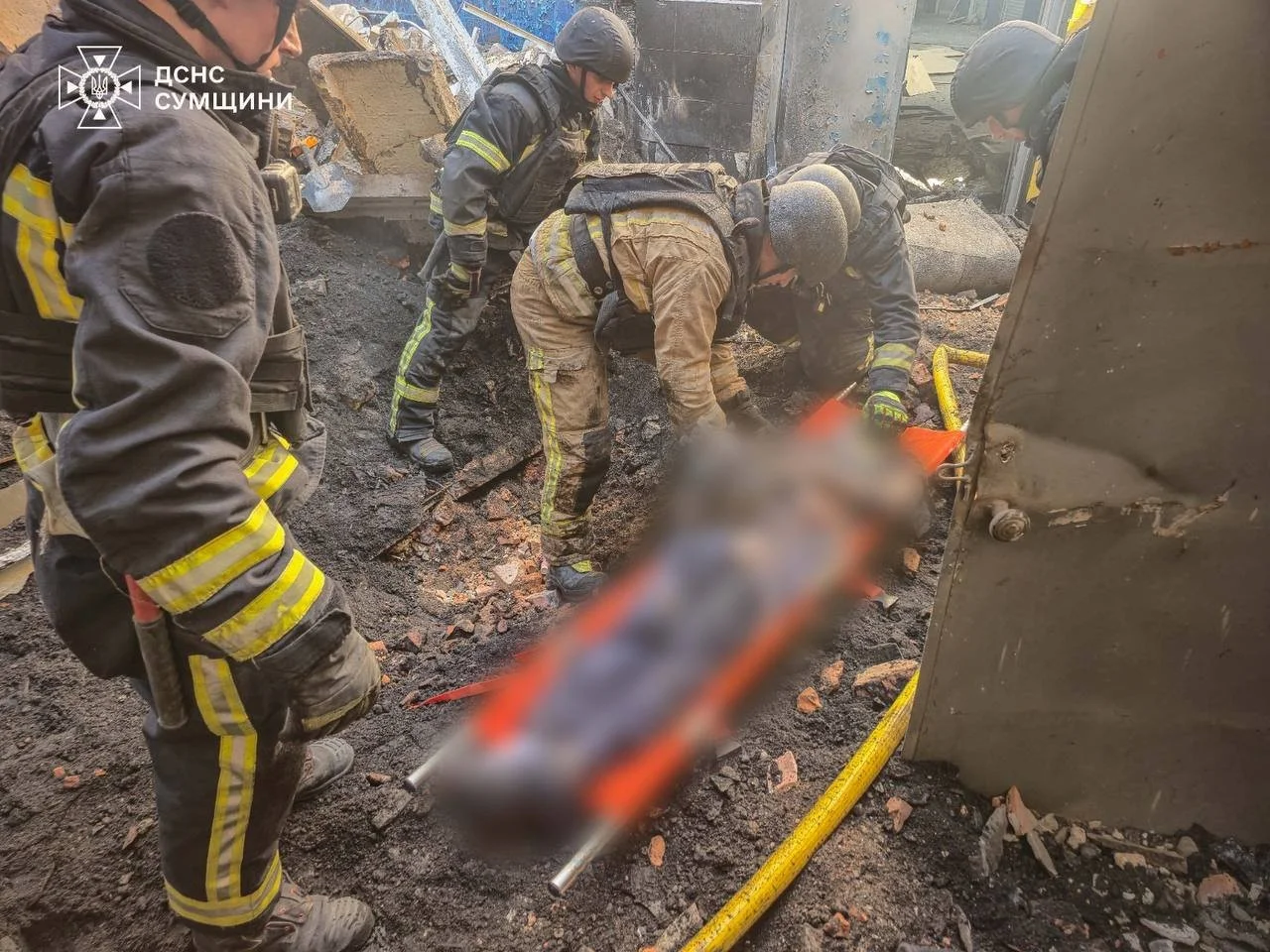 Рятувальники ліквідували наслідки ворожого удару по депо у Конотопі та виявили жертву