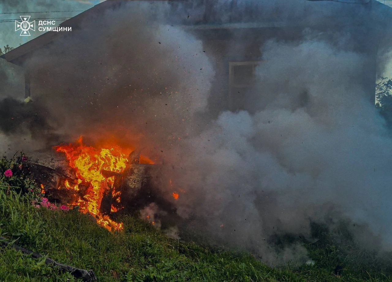 Пожежа після аварії: на Конотопщині рятувальники гасили палаючий легковик біля будівлі