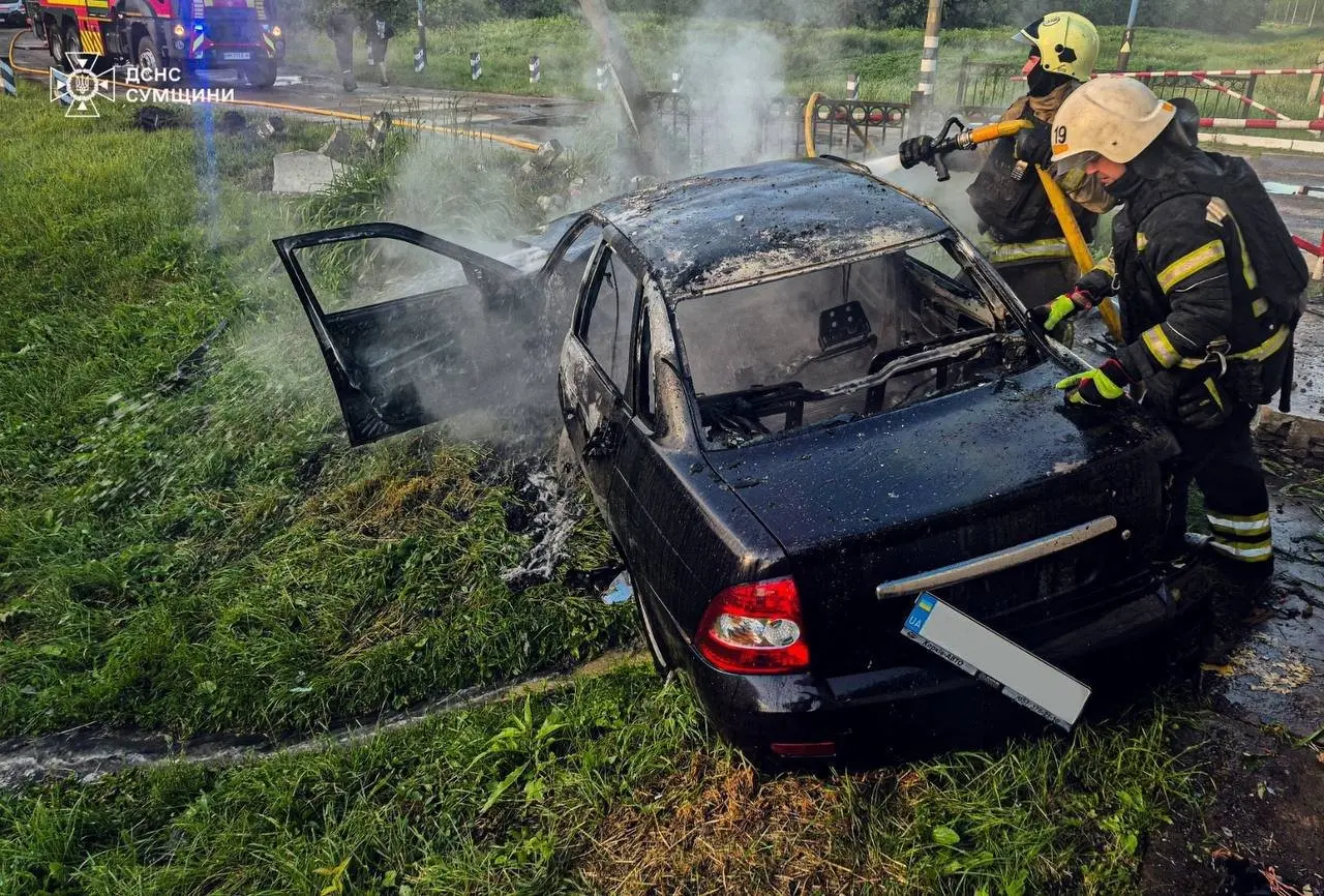 Пожежа після аварії: на Конотопщині рятувальники гасили палаючий легковик біля будівлі