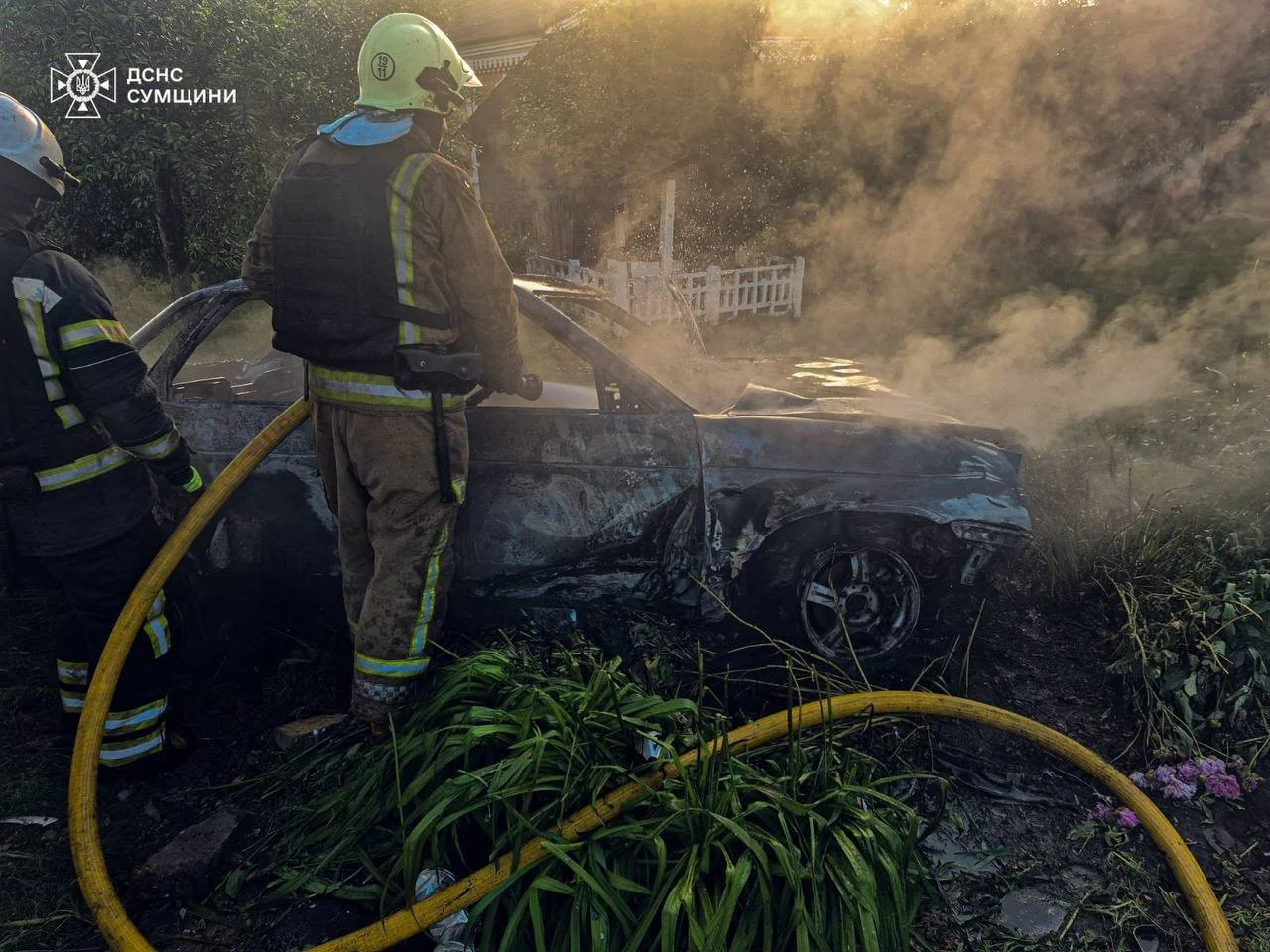 Пожежа після аварії: на Конотопщині рятувальники гасили палаючий легковик біля будівлі