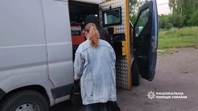 Поліцейські врятували людей з-під ворожих ударів у Середино-Будській громаді