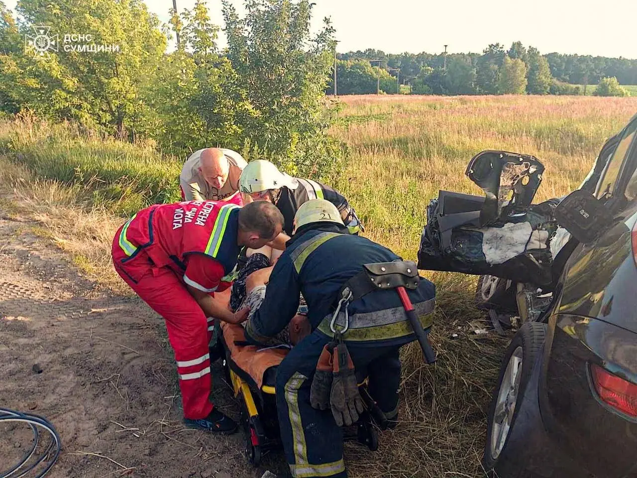 Рятувальники Кролевця визволили водія з понівеченої автівки після аварії