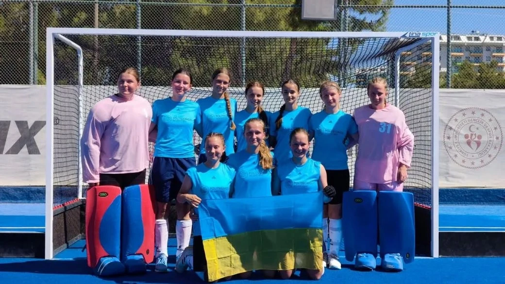 Юні українські хокеїстки здобули першу перемогу на європейській першості