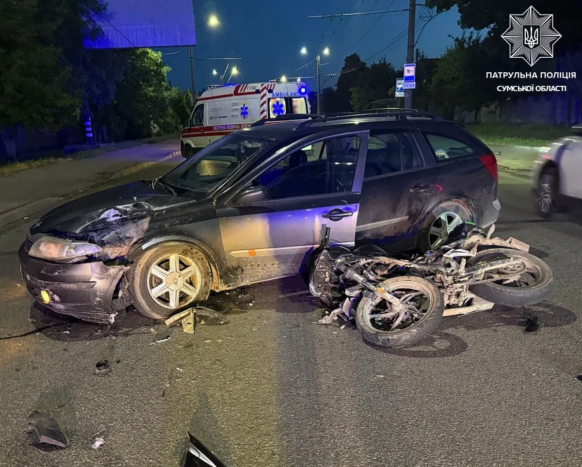 Дві дорожні аварії за день у Сумах: госпіталізовано пішохода та мотоцикліста