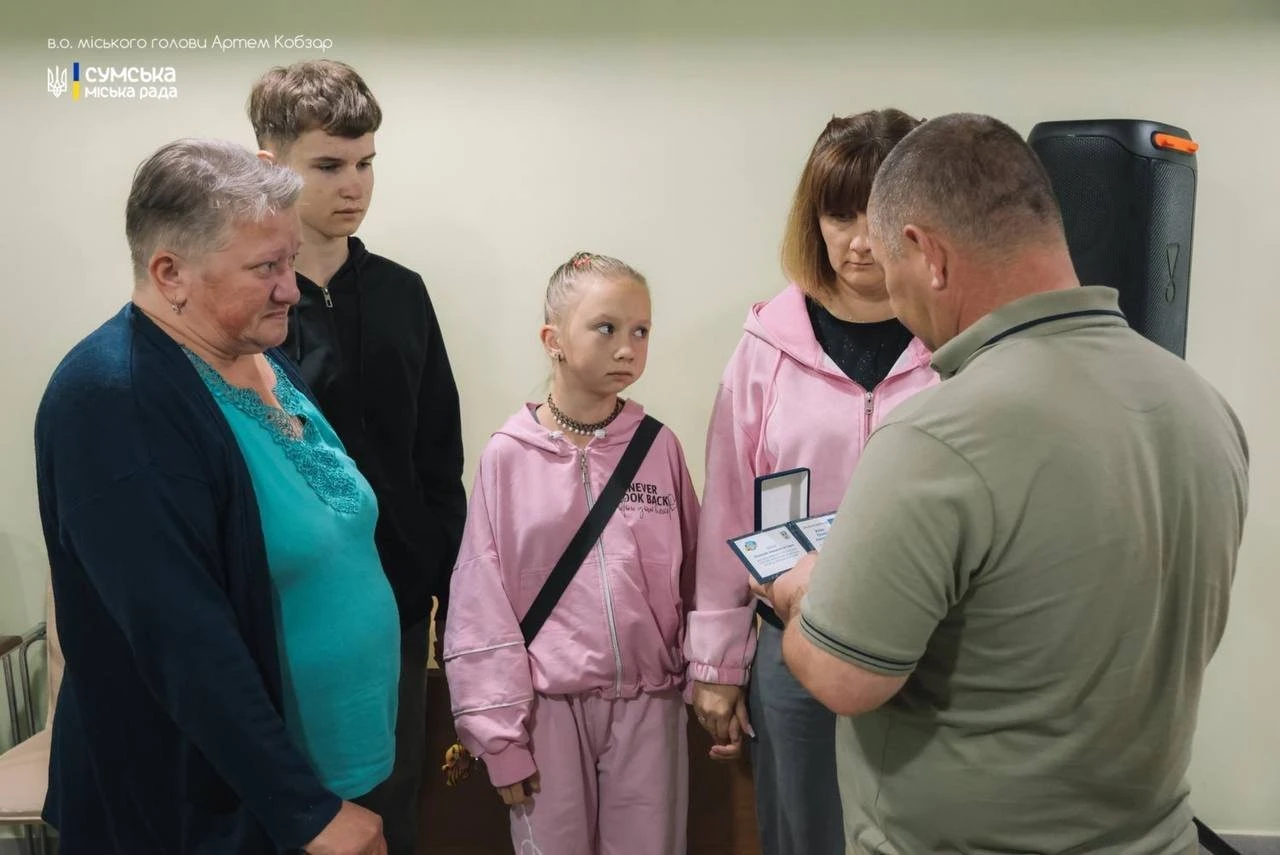 У Сумах родини дванадцяти полеглих воїнів отримали почесні міські відзнаки