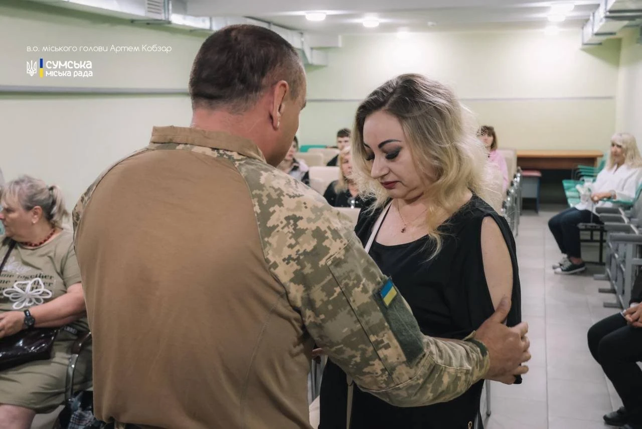 У Сумах родини дванадцяти полеглих воїнів отримали почесні міські відзнаки