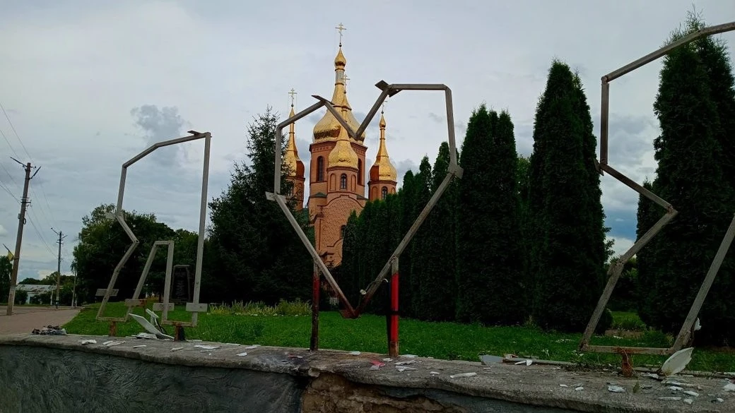 Окупанти цілеспрямовано знищили стелу «Я люблю Ямпіль» на Сумщині